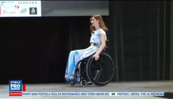 Prezentare de moda emotionanta la Iasi. 12 tinere au defilat in scaun cu rotile si rochii atragatoare de seara