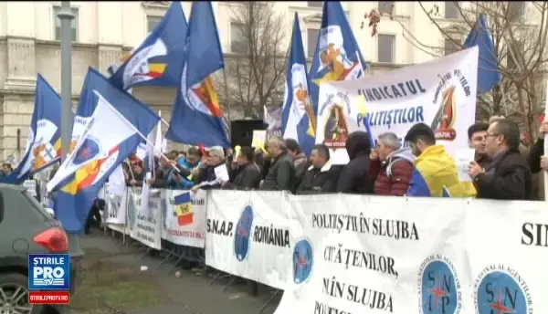 Peste 1.200 de politisti protesteaza la Ministerul de Interne si la Ministerul Muncii, cerand majorarea salariilor