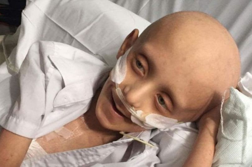 Un baietel bolnav de leucemie in faza terminala vrea sa fie inmormantat alaturi de mama sa. Tatal lui strange banii necesari