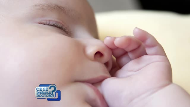 Lasati bebelusii sa isi suga degetele! Iata ce spun psihologii si pediatrii de aceasta practica, respinsa de multi parinti