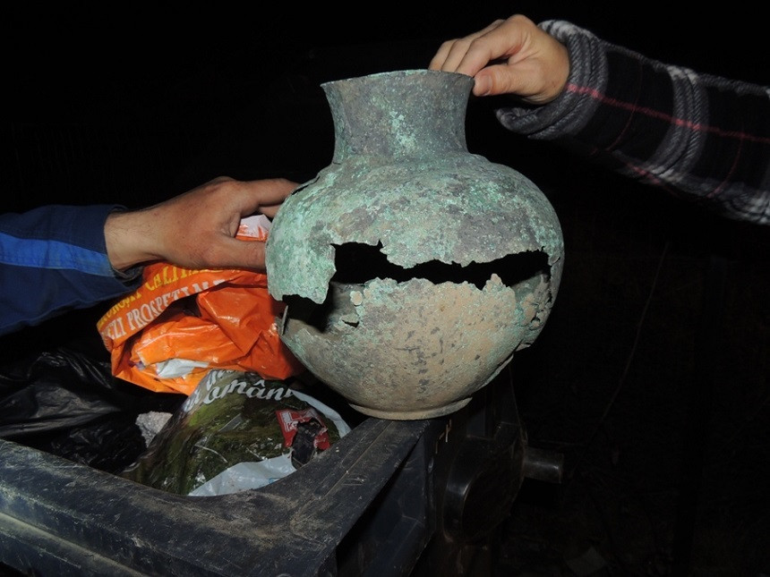 A gasit sub un pod din Hunedoara un vas vechi de 2.000 de ani si l-a predat Primariei. Ce au facut apoi autoritatile cu el