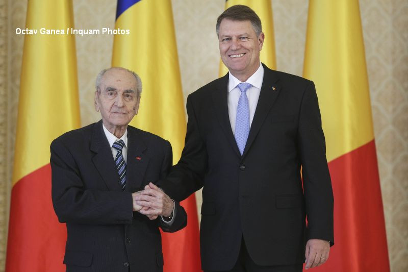 Iohannis l-a decorat pe Mircea Ionescu-Quintus: "Probabil ca disputele politice de azi despre dictatura va fac sa zambiti"