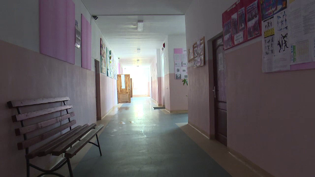 Profesor din Bistrita Nasaud acuzat ca a lovit o eleva de 14 ani in fata cabinetului directoarei. Cum se apara acesta