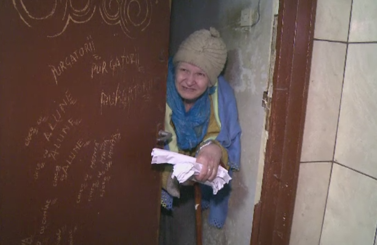 Batrana muscata de sobolani in propria casa, devenita un focar de infectie. Ce au descoperit autoritatile in apartament