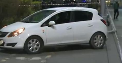 O soferita a trecut cu masina printre protestatarii din Piata Victoriei si s-a oprit in gardul Guvernului. Ce spune Politia