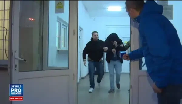 O batrana din Targoviste a fost talharita in propriul apartament. De ce nu au auzit nimic vecinii din bloc