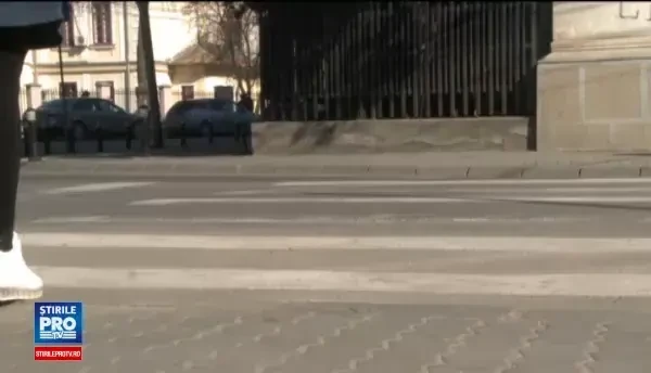 Doua eleve din Craiova, lovite de un taxi in drum spre liceu. Reactia lor dupa ce soferul le-a oferit 100 de lei ca sa taca