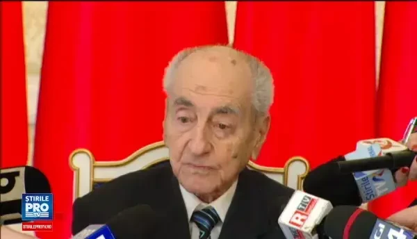 Iohannis l-a decorat pe Mircea Ionescu-Quintus: Probabil ca disputele politice de azi despre dictatura va fac sa zambiti