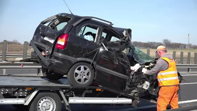 Accident grav pe autostrada Deva-Sibiu. Doi bulgari au murit dupa ce masina lor a izbit un TIR de pe banda de urgenta