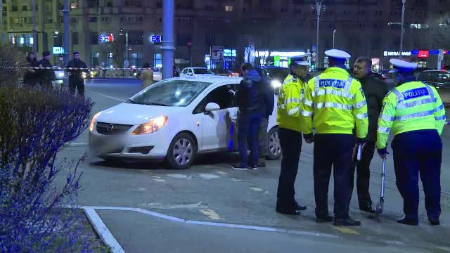 Femeia care a intrat cu masina in poarta din fata Guvernului este cercetata psihiatric. Ce spun cei care au vazut impactul