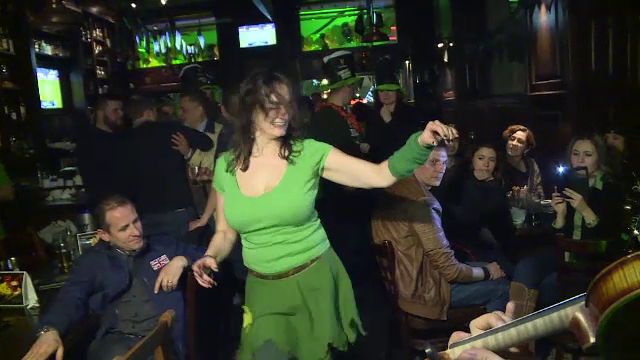 Cum au sarbatorit irlandezii din Bucuresti ziua Sfantului Patrick in Centrul Vechi. "Multa bere si mancare de varza cu carne"