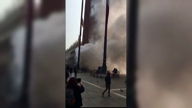 Panica la Venetia, unde turistii au crezut ca are loc un atac terorist. Fumul gros fusese provocat, de fapt, de spargatori