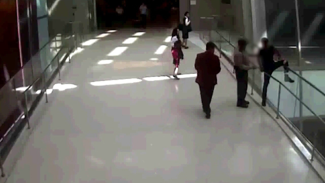 Barbat care voia sa se arunce de pe o pasarela, salvat la timp de un paznic. Scena din aeroportul din Los Angeles, filmata