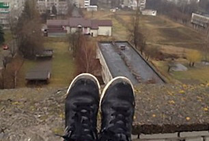 Un baiat de doar 13 ani a fost salvat chiar inainte sa se sinucida de pe un bloc. Se banuieste ca juca Balena Albastra