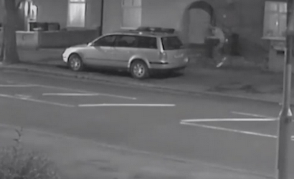 Momentul in care un barbat incearca sa violeze o tanara pe trotuar. Ce a facut un sofer care a vazut ce se intampla. VIDEO