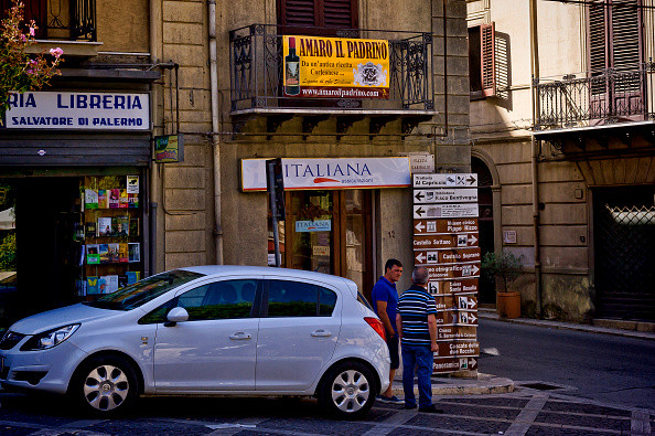 Un arhiepiscop din Sicilia a interzis reprezentantilor Mafiei sa devina nasi. Motivul din spatele deciziei