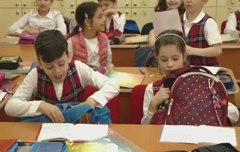 Ghiozdanele prea grele pot deforma coloana elevilor. Solutia gasita de o scoala din Timisoara pentru a-i ajuta pe cei mici