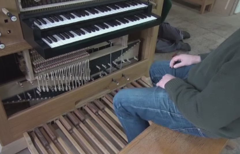 Tinerii care readuc la viata instrumente cu sunet dumnezeiesc. Cat costa o orga