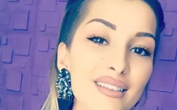 500 de persoane au participat la inmormantarea tinerei de 24 de ani impuscata in cap, in Oradea, dupa o criza de gelozie