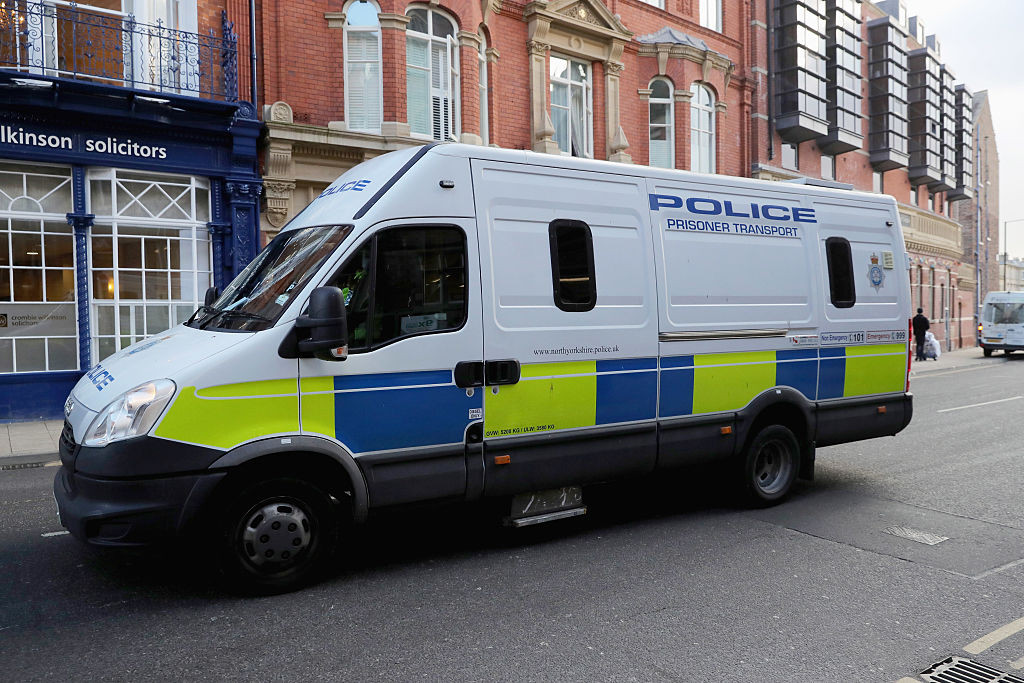 Un politist responsabil cu confiscarea drogurilor a fost prins cu 11kg de cocaina in casa! Nu o sa-ti vina sa crezi unde le ascunsese