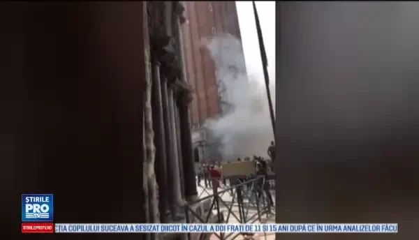 Panica la Venetia, unde turistii au crezut ca are loc un atac terorist. Fumul gros fusese provocat, de fapt, de spargatori
