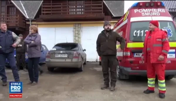 Operatiune greoaie pentru salvarea unui urs prins intr-un lat, intr-o padure din Bacau.