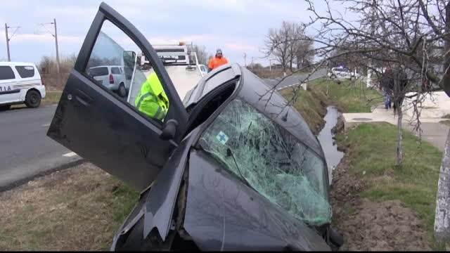 Accident grav pe DN25. Doi barbati au murit, iar al treilea e in stare grava, dupa ce masina lor s-a izbit de un cap de pod