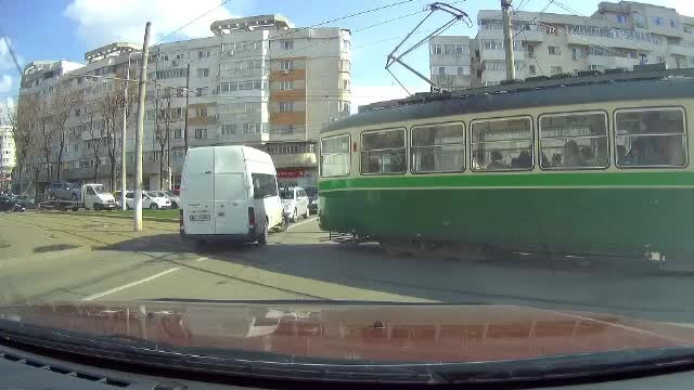 VIDEO de pe camera de supraveghere. Momentul in care un microbuz plin cu calatori evita la milimetru ciocnirea cu un tramvai