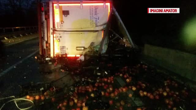 Un TIR incarcat cu rodii s-a rasturnat pe centura ocolitoare a orasului Caransebes. Soferul a pierdut controlul masinii