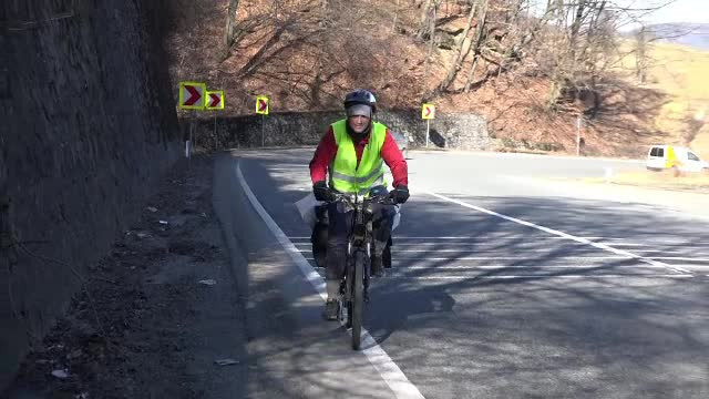 Un student a pornit intr-o mare aventura, cu doar 400 de lei in buzunar. Cristian va merge 4000 de km in Romania pe bicicleta