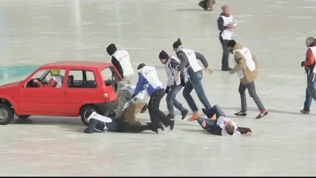 Motivul pentru care cativa rusi au organizat o cursa de masini pe gheata, dar fara motoare: "Asa mi-a venit ideea"