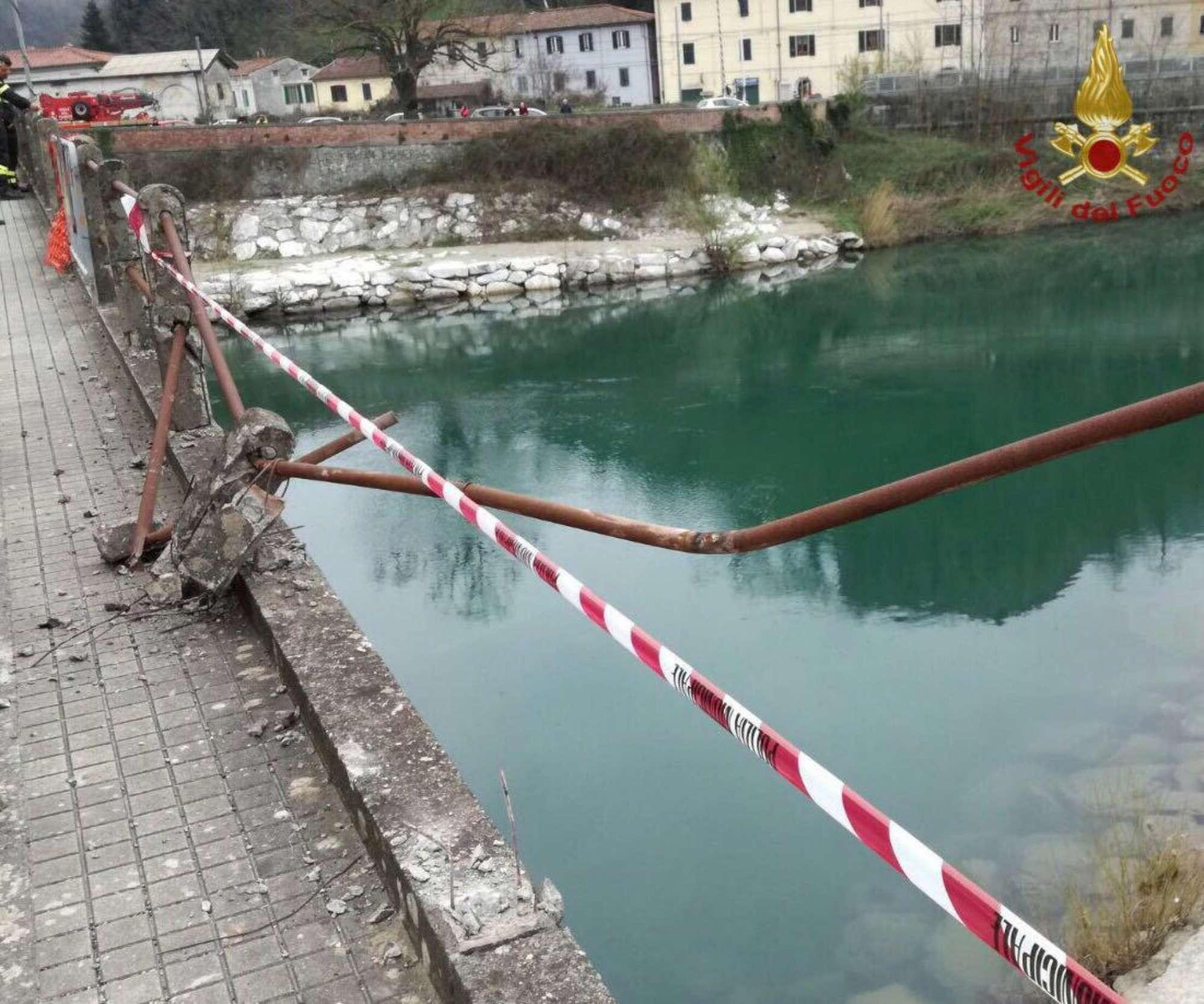 Trei romani au murit intr-un accident in nordul Italiei. Masina in care se aflau a ajuns intr-un rau. FOTO