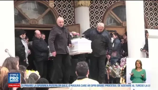 Denisa, adolescenta din Sibiu care a murit incercand sa isi faca sefie, inmormantata. Procurorii cauta vinovatul in incident