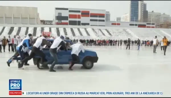 Motivul pentru care cativa rusi au organizat o cursa de masini pe gheata, dar fara motoare: