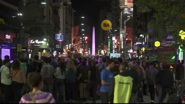 Rafturi cu mii de carti direct in strada la "Noaptea librariilor", Buenos Aires. Evenimentul atrage mii de turisti