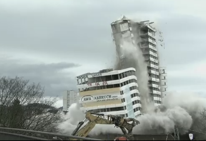 O cladire simbol a orasului german Bonn, demolata prin explozii controlate. Motivul pentru care a fost daramata