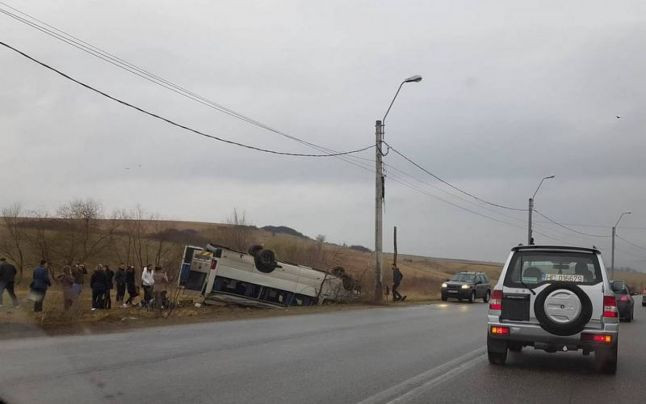 13 copii au fost dusi la spital dupa ce microbuzul care ii transporta la scoala s-a rasturnat, in Hunedoara. Soferul era baut