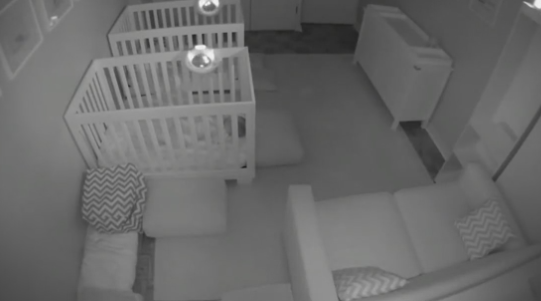 Vazand ca gemenii lor nu mai dorm cum trebuie, parintii au instalat o camera de supraveghere. Ce au descoperit pe imagini