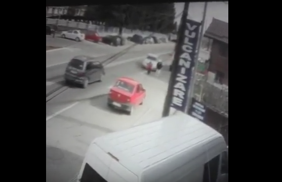 Momentul in care o tanara este lovita de masina, la Tg. Jiu, FILMAT. Soferul sustine ca a lesinat la volan; starea victimei