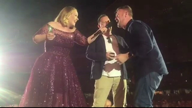 Un tanar isi cere partenerul in casatorie in timpul concertului sustinut de Adele, la Melbourne. Reactia artistei. VIDEO