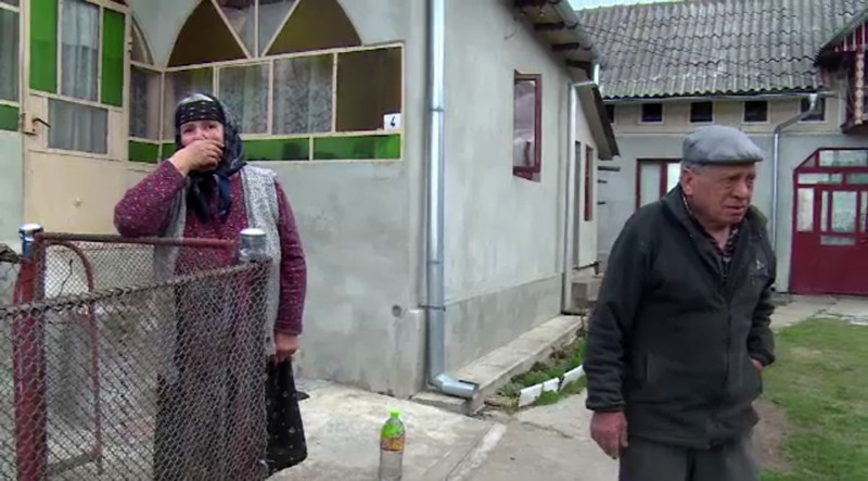 Batrani pradati de 21.000 de lei de trei femei care au venit sa le cumpere tuica. Cum i-au pacalit hoatele