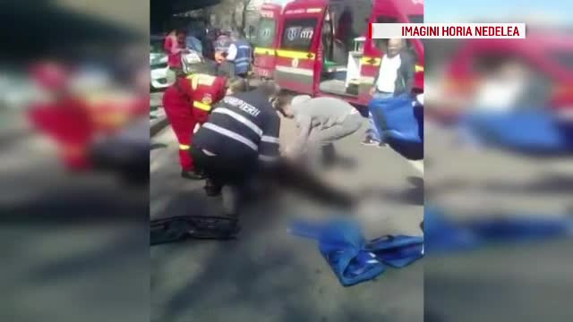 Trei persoane care asteptau autobuzul in statie, lovite de o masina. Explicatiile gasite de soferul vinovat