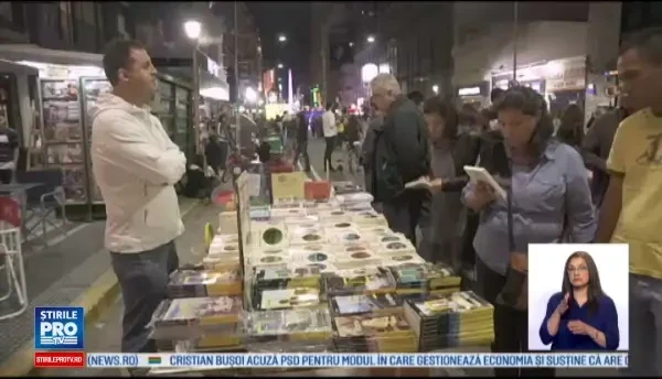 Rafturi cu mii de carti direct in strada la Noaptea librariilor, Buenos Aires. Evenimentul atrage mii de turisti