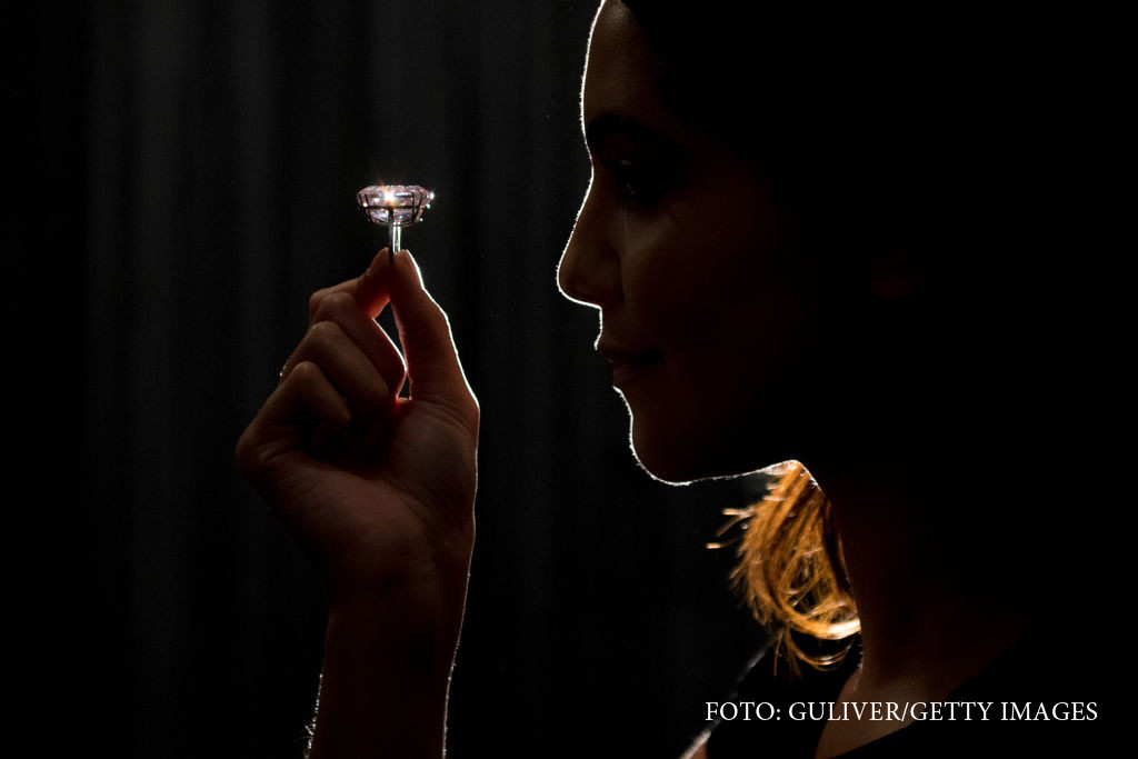 Cel mai mare si mai frumos diamant roz din istorie a fost scos la licitatie. Pretul astronomic cerut pentru nestemata