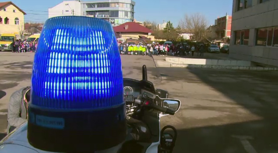 Demonstratie a politiei in fata elevilor de la scolile din Pitesti. Cine a fost agentul preferat al celor mici