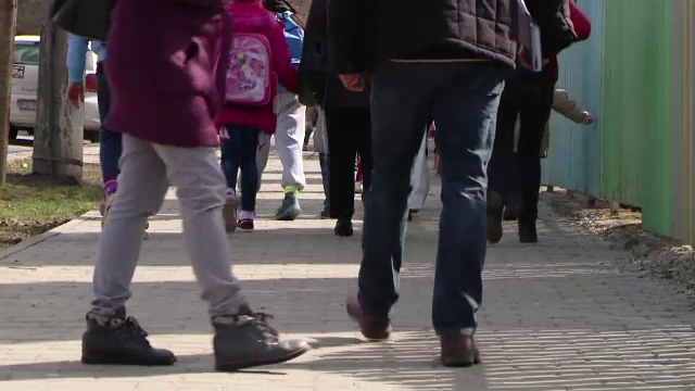 Sute de parinti au fost chemati la o sedinta la scoala unde cinci elevi au ajuns la spital. "Nu il mai las pe internet deloc"