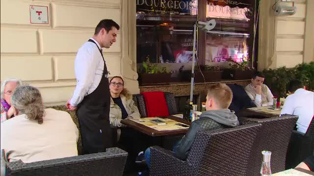 Ziua Internationala a Poeziei. Cele mai frumoase versuri scrise de romanii care au primit gratis o cafea in schimbul lor