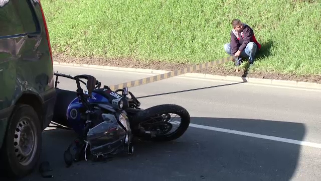 Motociclist de 40 de ani, transportat la spital dupa ce o masina l-a lovit. Soferul s-a ales cu dosar penal