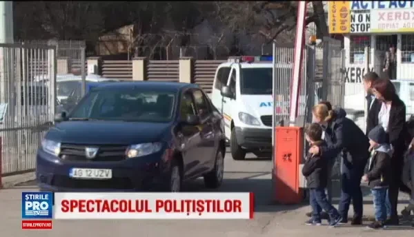 Demonstratie a politiei in fata elevilor de la scolile din Pitesti. Cine a fost agentul preferat al celor mici
