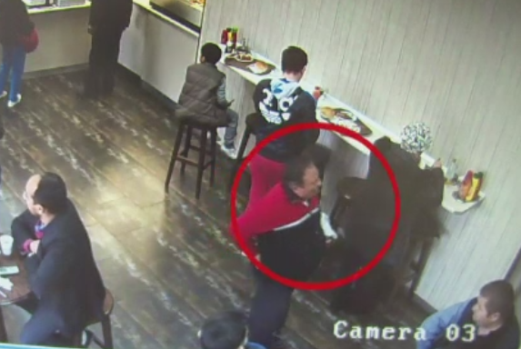 O femeie a ramas fara geanta cu 6.500 de lei intr-un fast-food. Cum a reusit hotul sa i-o sustraga de sub priviri